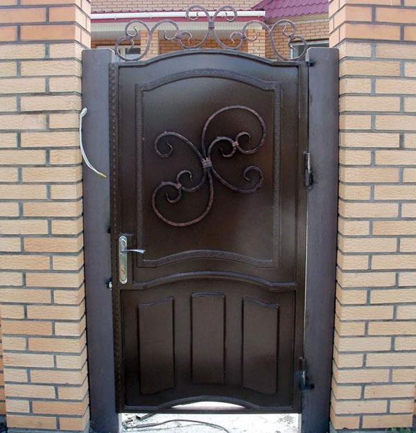 pintu logam dengan kunci mortise