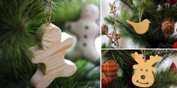 décorer l'arbre avec des jouets en bois