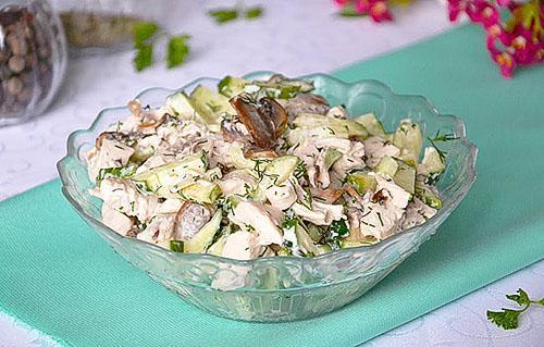 Salat mit Hühnchen und Pilzen
