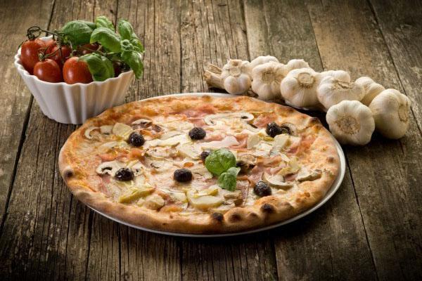 aromatische pizza met mozzarellakaas