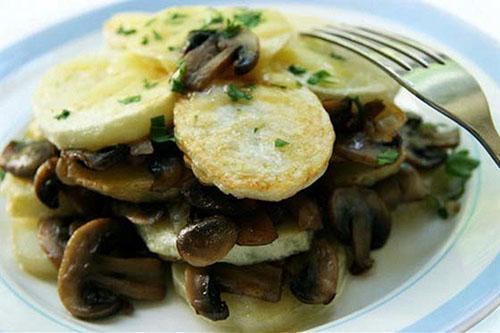 stekt potatis med färska svampar