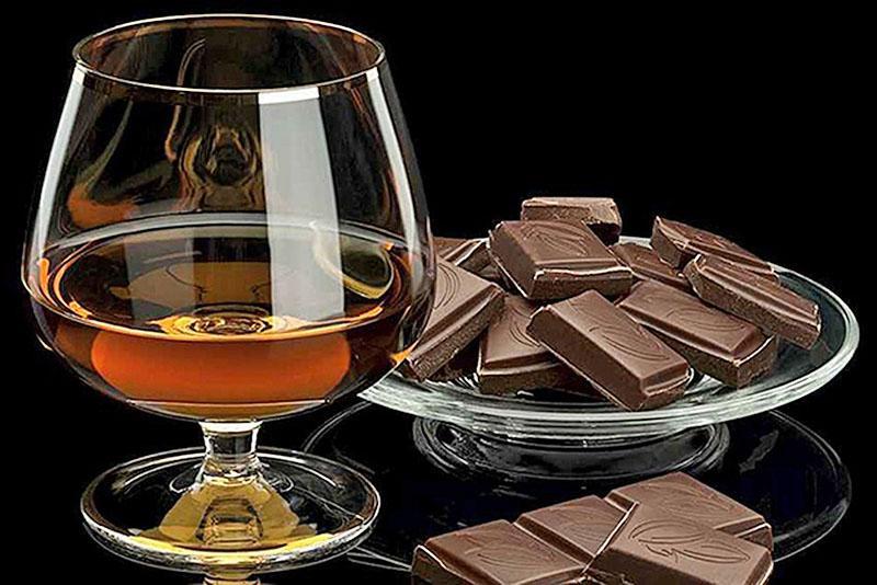 Bitterschokolade als Vorspeise für Cognac