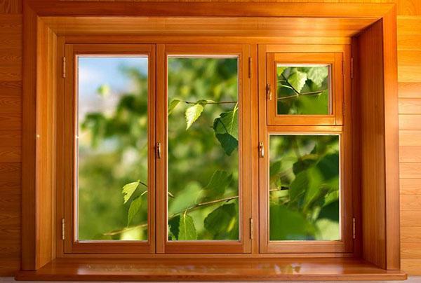 дървен прозорец