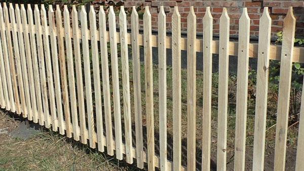 jednoduchý drevený plot