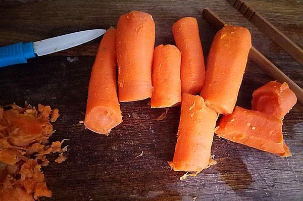 luộc và gọt vỏ cà rốt