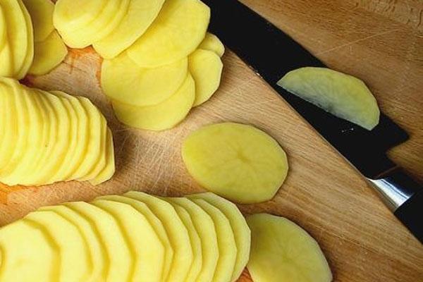 snijd aardappelen in plakjes