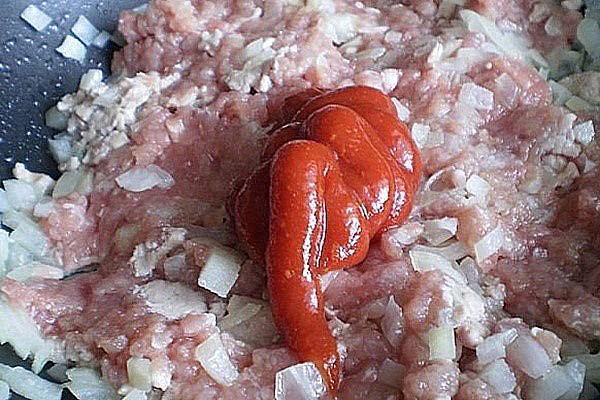 fry the minced meat with onions and tomato