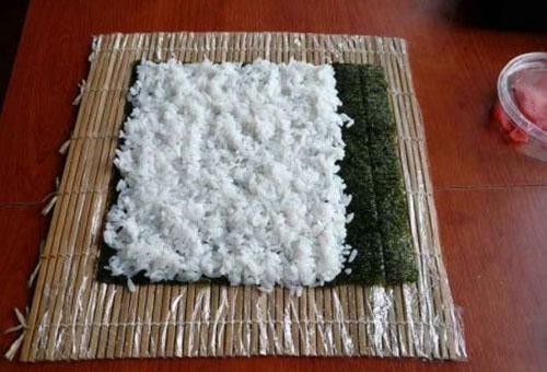 lägg ris på ett nori-ark