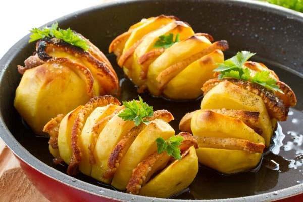 potatoes with bacon in the oven