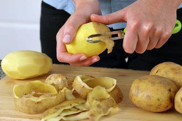 измийте и обелете картофите