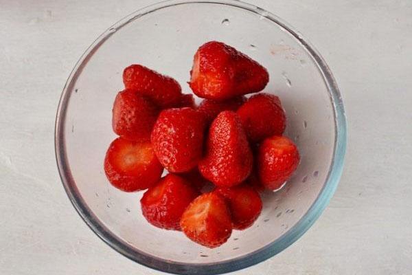 Erdbeeren zubereiten