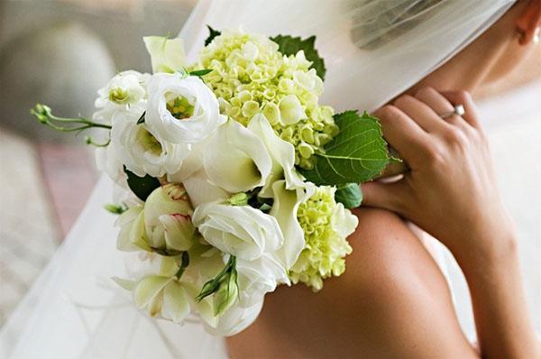 lisianthus nel bouquet della sposa