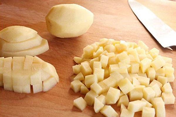 gọt vỏ và cắt nhỏ khoai tây