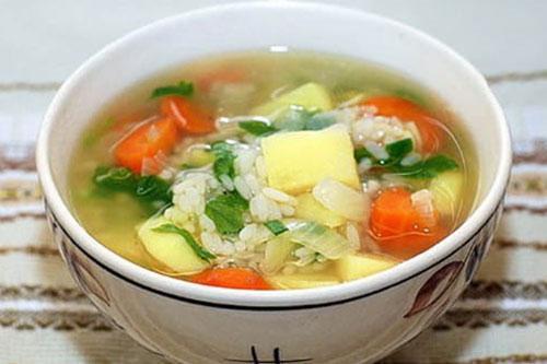 zupa z ryżem, ziemniakami i mięsem