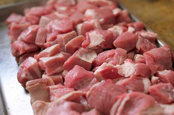 snijd vlees in porties