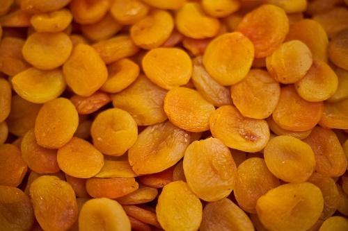 hoe gedroogde abrikozen thuis te bewaren