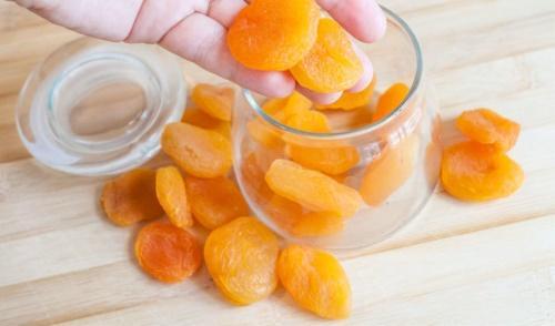 sušené meruňky ve sklenici