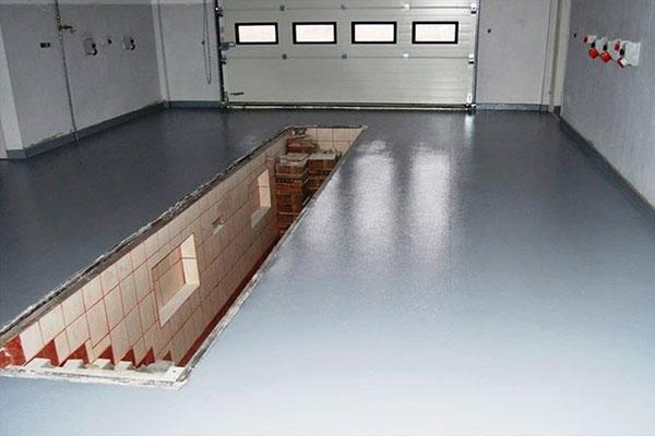 betonová podlaha v garáži