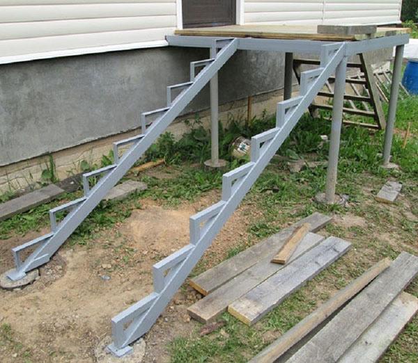 installation of a metal ladder