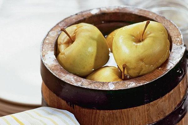 ingelegde appels in een vat