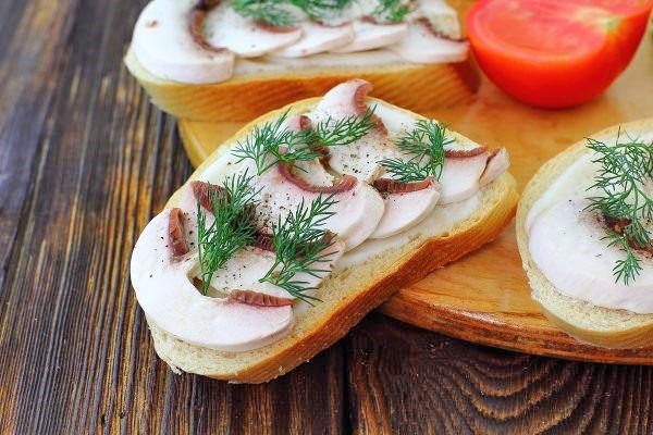 Sandwich mit rohen Pilzen