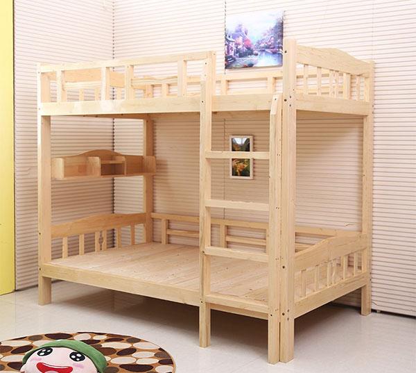 domowe łóżko z naturalnego drewna