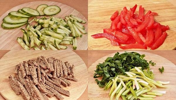 yabani sarımsak ve etli salata pişirme