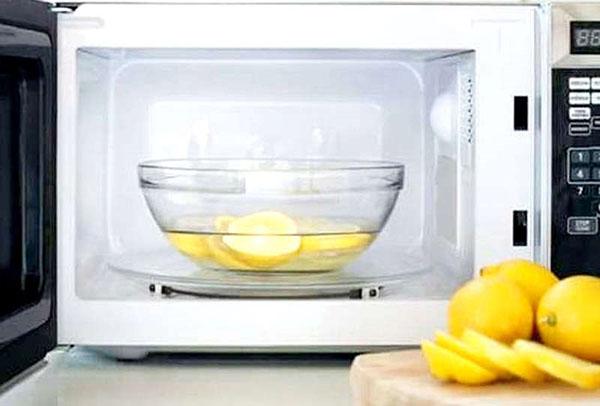 rapida pulizia a microonde con limone