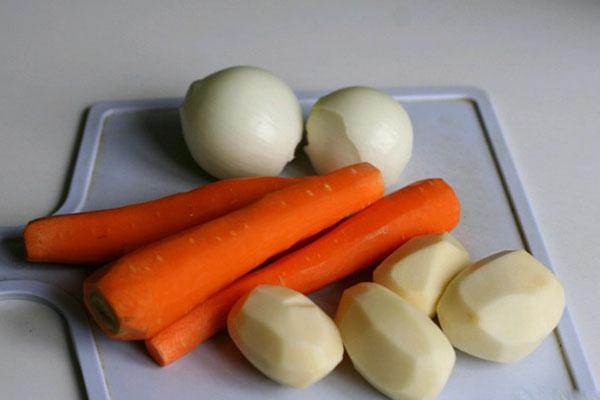 измийте и обелете зеленчуците