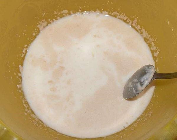 misture fermento com leite e açúcar