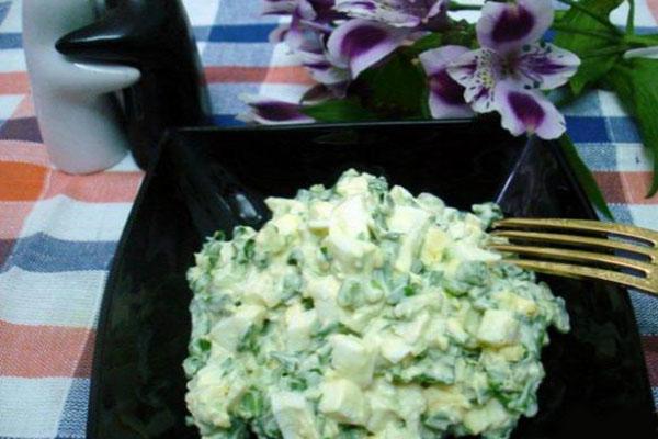 salad sederhana dengan bawang putih liar
