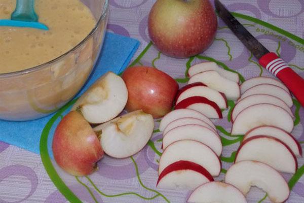 pregătind mere pentru Charlotte