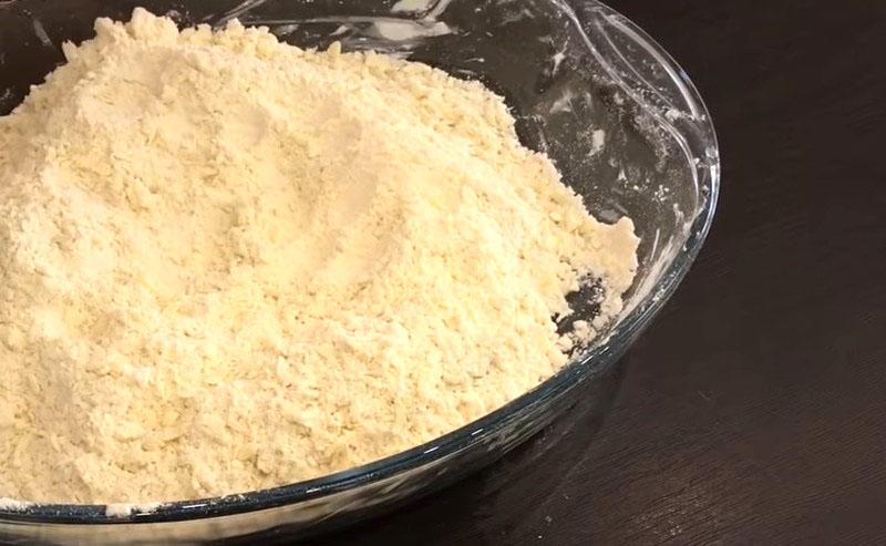 misture manteiga com farinha