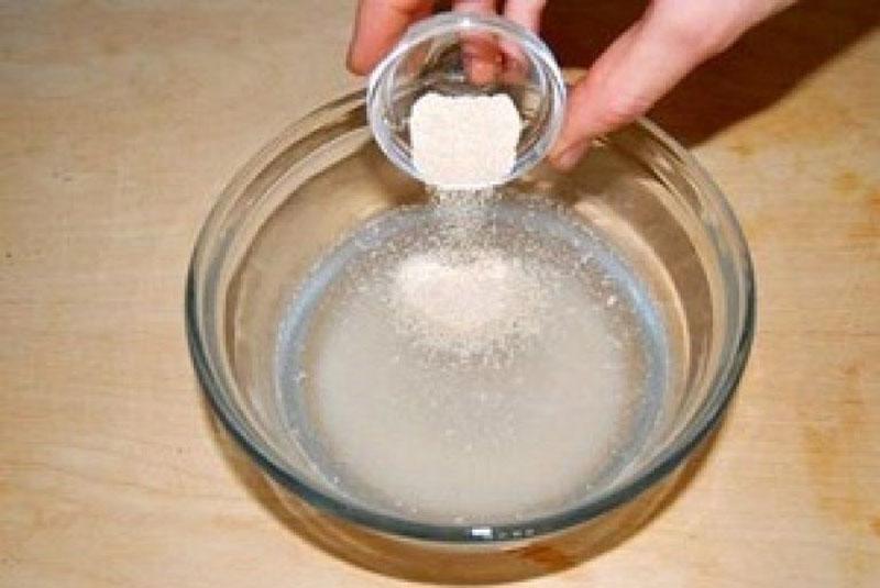 у загрејану воду додају се шећер и биљно уље