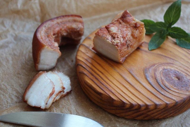 saboroso bacon aromático em casca de cebola