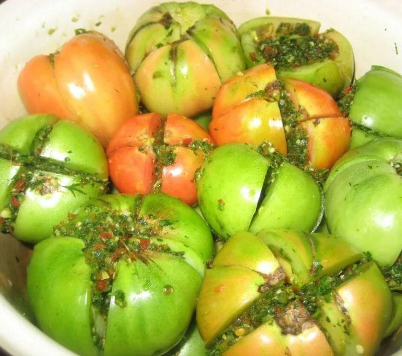 pildīti zaļie tomāti