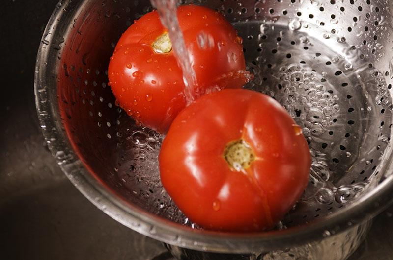 prepare the tomatoes
