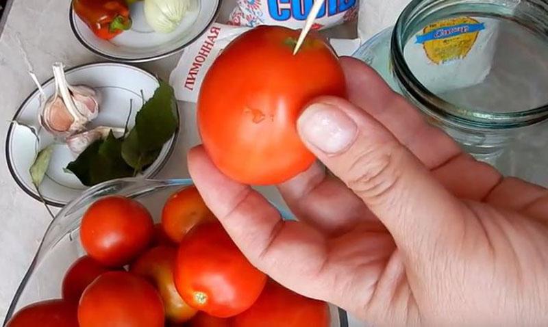 tomaten voorbereiden om te zouten