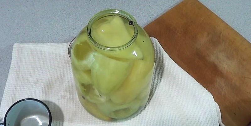 put pepper in a jar and pour brine