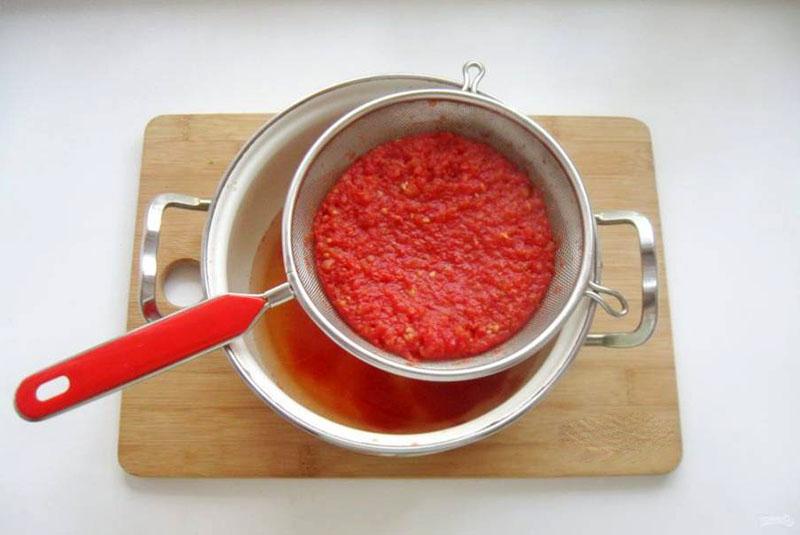 tritureu la salsa per un colador