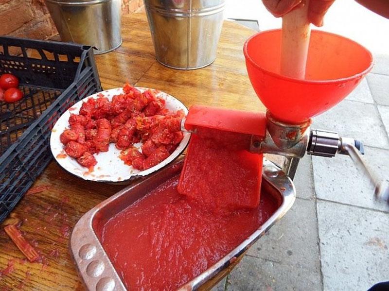 perahkan tomato melalui juicer