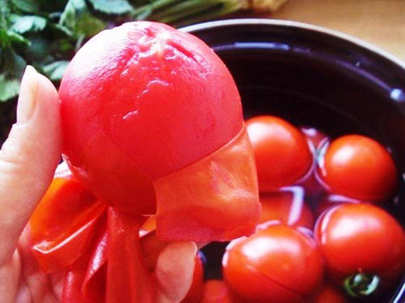 skræl tomaterne