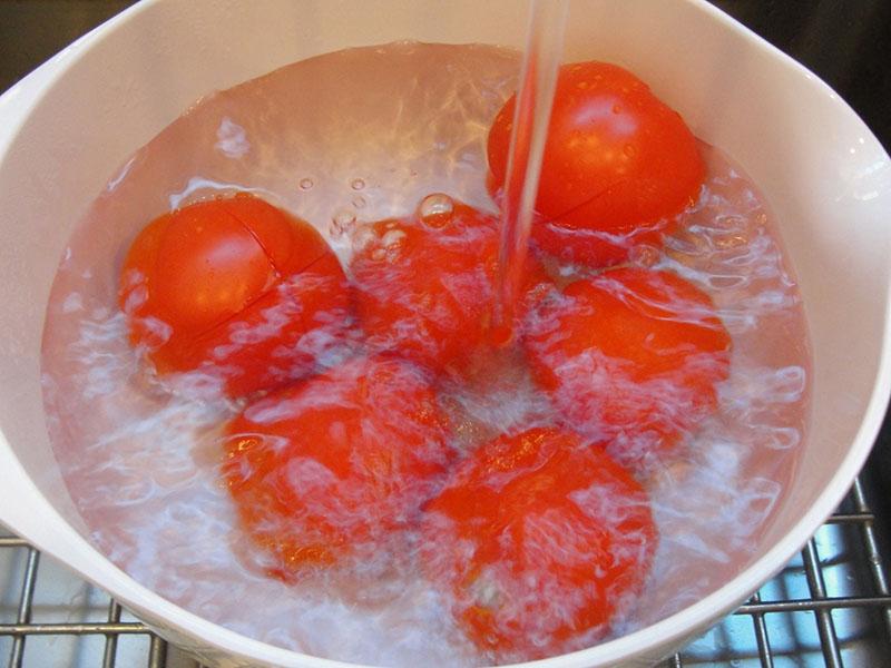 שוטפים את העגבניות