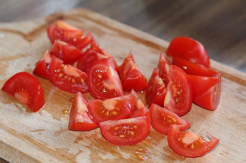 اغسل الطماطم وقطعها