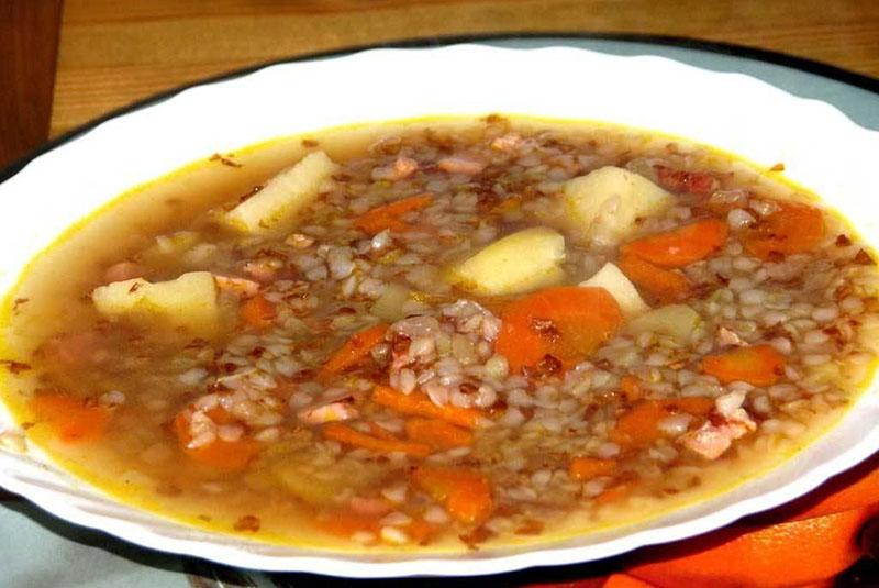 zuppa dietetica con grano saraceno e verdure