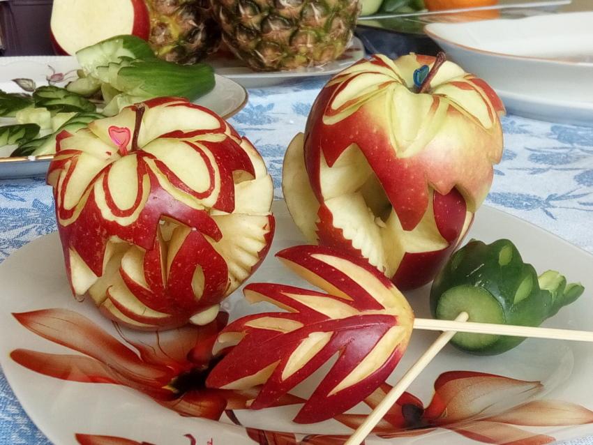 apple carving