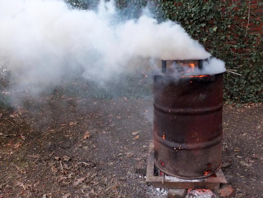quemando basura en un barril