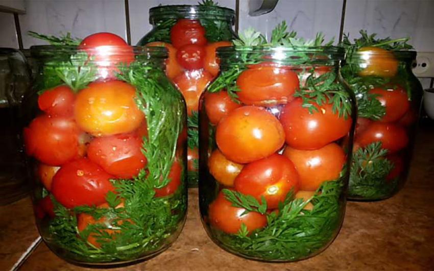 eingelegte Tomaten mit Karottenoberteilen