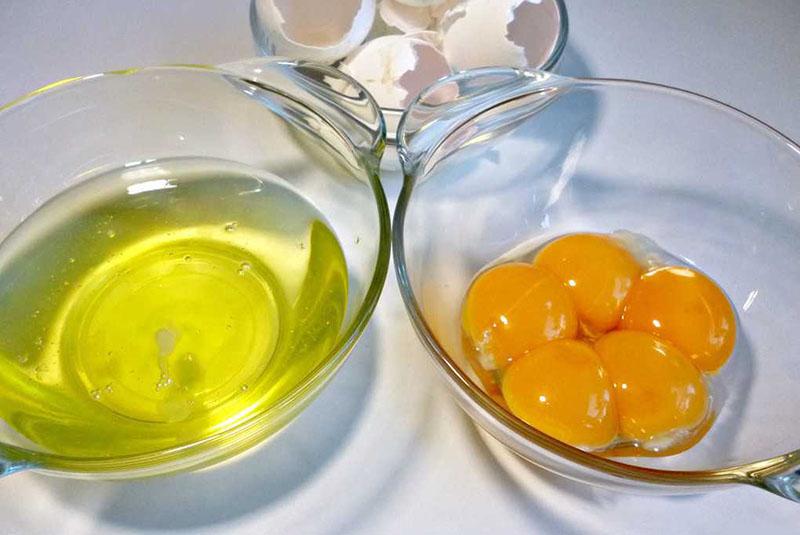 separata vita och äggulor