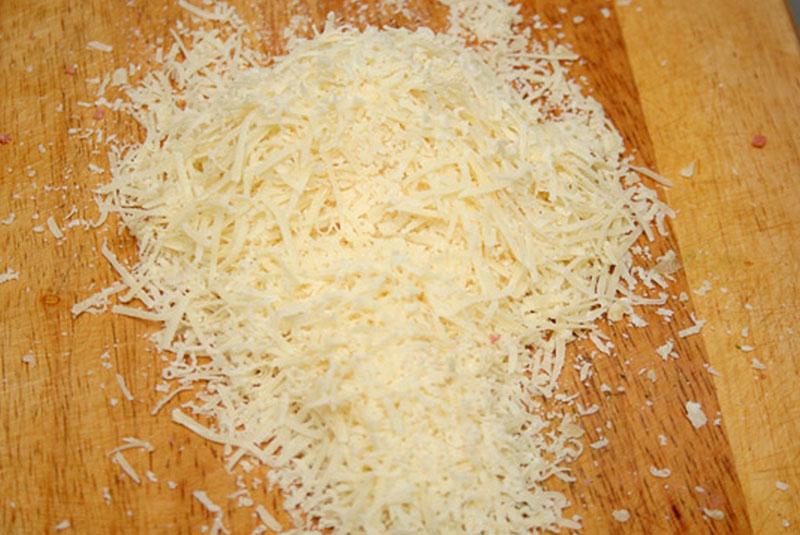 grattugiare il formaggio a pasta dura